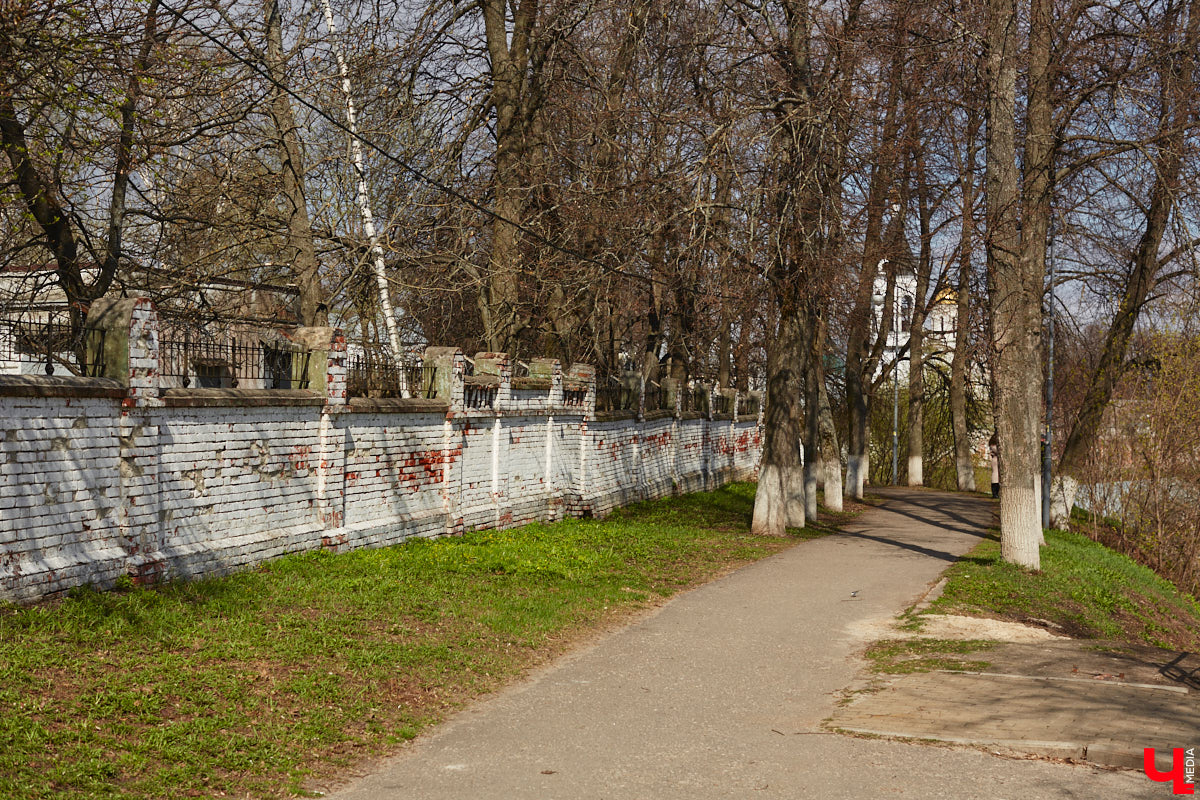 В первой половине XIX века Владимир развивался на основе первого регулярного плана застройки, утверждённого Екатериной II в 1781 году. На смену стихийно сложившейся, хаотичной постройке и кривым улочкам должна была прийти упорядоченная сеть городских кварталов с геометрически чёткой планировкой. На центральной улице стали появляться кирпичные купеческие дома, возводились новые общественные здания в стилистике зрелого классицизма, перестраивались старые. Ведущую роль в этом играл губернский архитектор Алексей Вершинский.